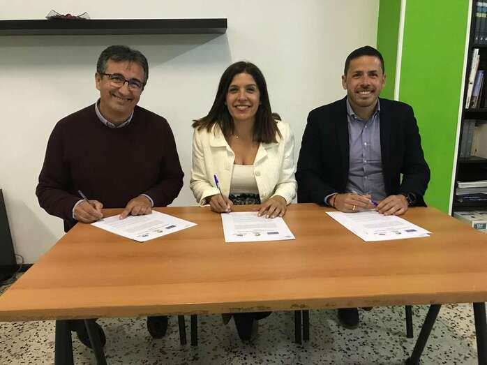 Juan Francisco Artiles (i), Carmen Hernández (c) y Héctor Suárez (d), esta medianoche durante la firma del acuerdo (Foto TA)